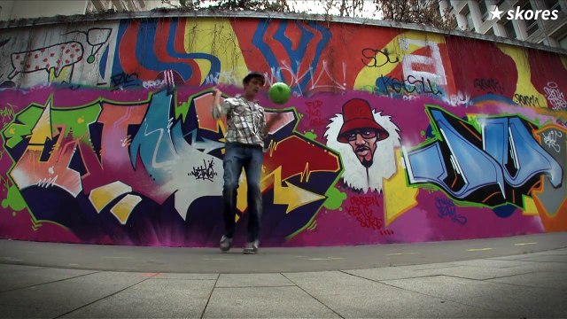 Keys, smartphones, vinyls... This man can make skills with anything! Amazing! Frankystyle