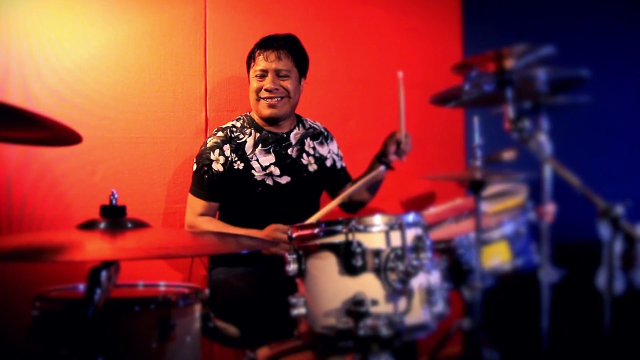 Music video for Tu y yo performed by Nelson Kanzela.
