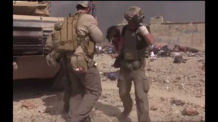 Irak : Un humanitaire risque sa vie pour sauver une petite fille lors d'affrontements avec Daesh (vidéo)