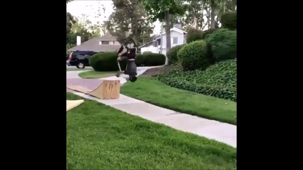 Il tente un backflip en trottinette mais aurait pu y rester... FAIL