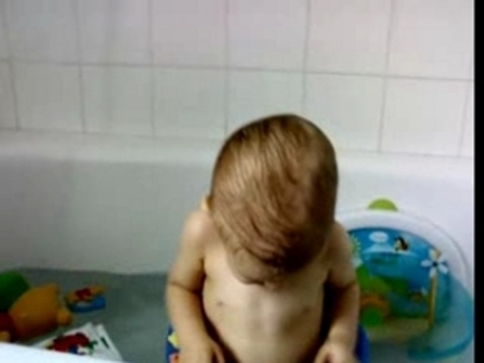 Kilian chante dans le bain