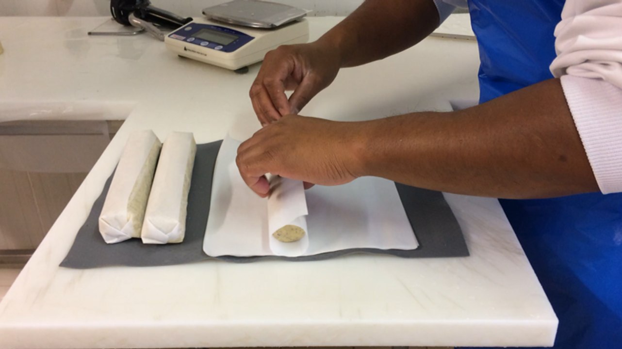 Préparation d'un beurre au café par le fabricant Le Vieux-Bourg