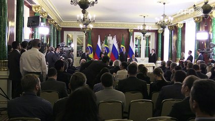 Longe dos escândalos no Brasil