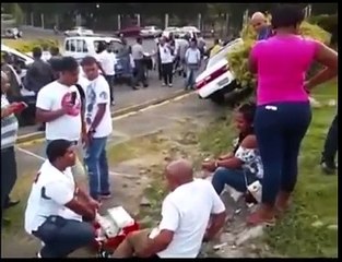 Un 2 pa’ 2 iban para una cabaña y una de las féminas se arrepiente y mira lo que hizo el conductor del vehículo.