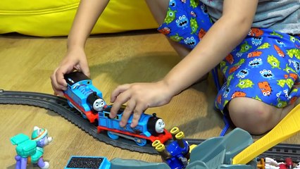 Crianças Brincando Pista Pirata do THOMAS c/ PATRULHA CANINA Kids Playing Thomas Train Paw