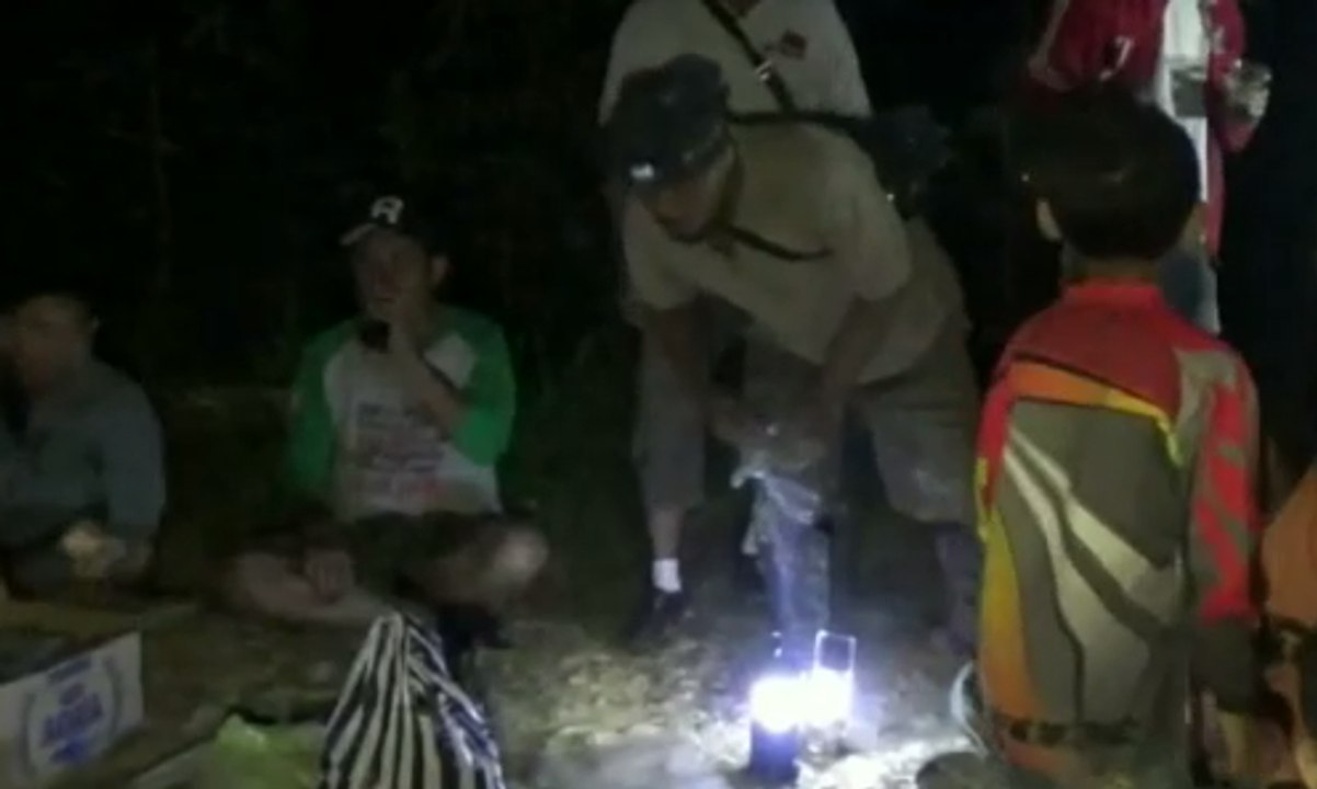 Demi Sensasi Beda, Komunitas Ini Sahur Bersama di Hutan