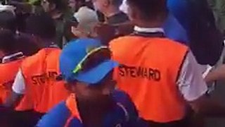 dhoni angry with pakistani crowd after losing final champion trophy 2017