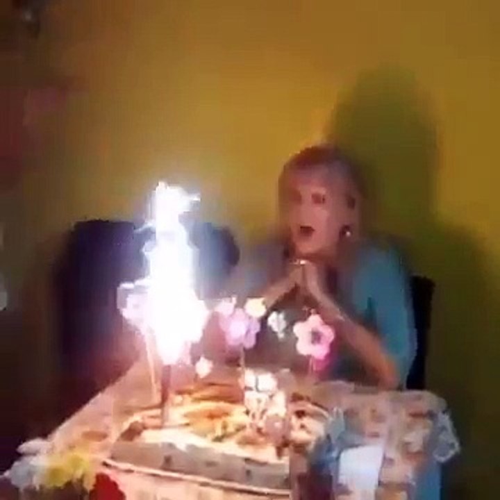 Si bruciano i capelli della festeggiata