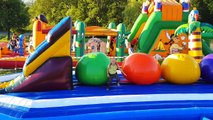 Щенячий Патруль играет на детской площадке в парке Paw Patrol and outdoor playground Amuse