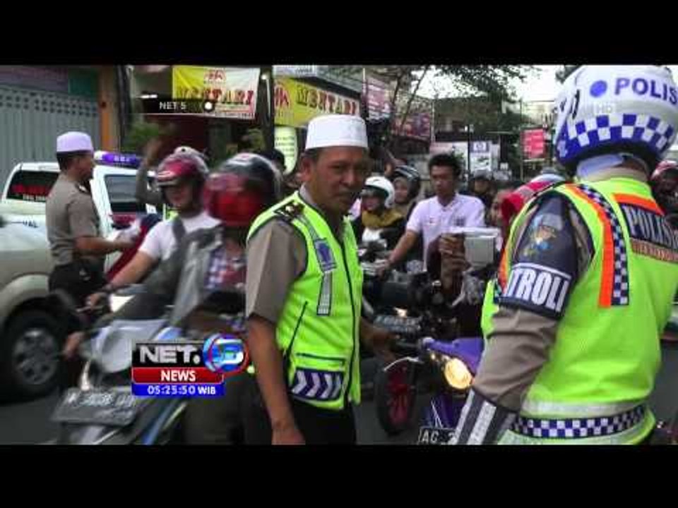 Polres Jember Bagikan Takjil Pada Pengendara ya...