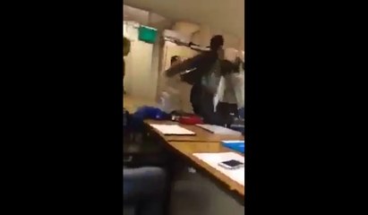 Un professeur craque en pleine classe et frappe un élève.