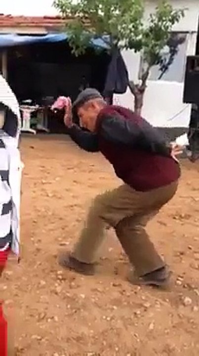Köy dügünleri emmim iyi oynamış valla süper