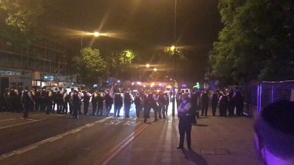 Télécharger la video: Riot Police Deployed in North London Estate Following Reports of Clashes