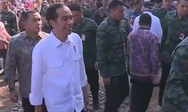 Jokowi Bagi-bagi Sembako di Hari Ulang Tahunnya ke-56
