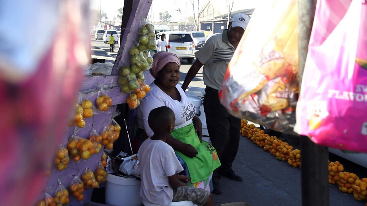 Nur mit polizeischutz: rettungssanitäter in kapstadt