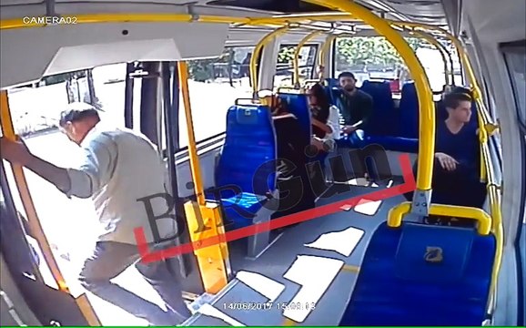 Melisa Sağlam'ın Pendik'teki minibüste darp edilme anı