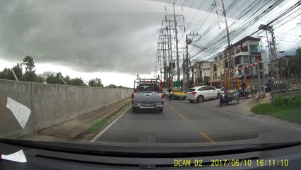 Ce gars en scooter se prend un panneau publicitaire en pleine face