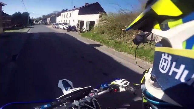 Ce motard rattrape un cheval échappé d'un enclos