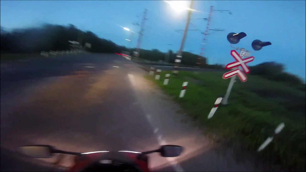 Un poteau électrique explose en bord de route.. Court-circuit