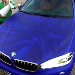 Un seau d'eau pour reveler une peinture magnifique sur sa voiture