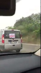 Chp'nin adalet yürüyüşüne arabayla devam eden Chp'liler ve onlara arabasından sataşan Akp'li