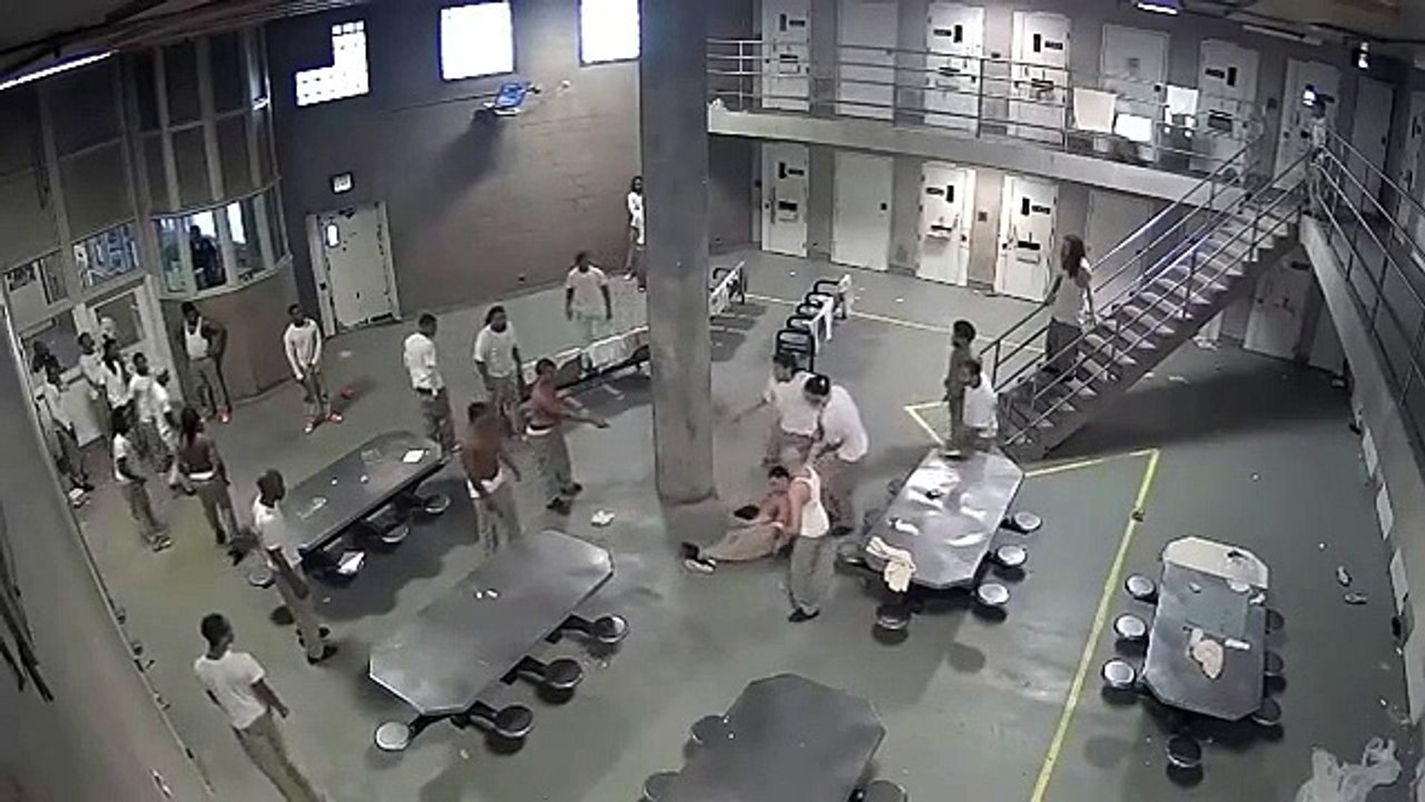 Une bagarre éclate entre deux gangs dans une prison !