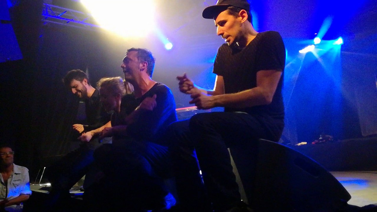 Le groupe Babel chante "How many miles to the m...