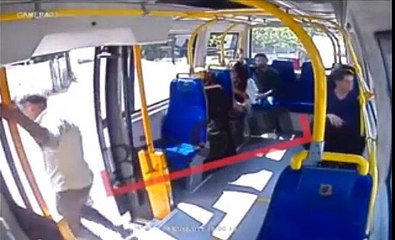 Şortlu kadına minibüste dayak kamerada