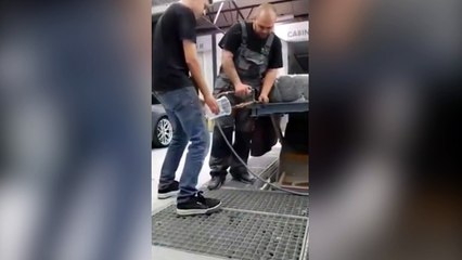 Un employé fait une blague à son nouvel apprenti !