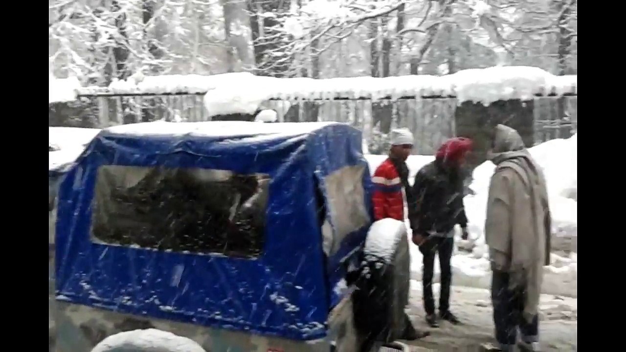 Manali traffic with snowfall