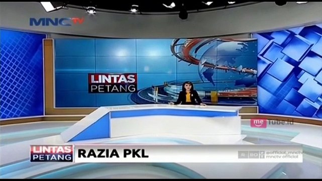 Razia PKL Tanah Abang Diwarnai Tarik Menarik Dagangan