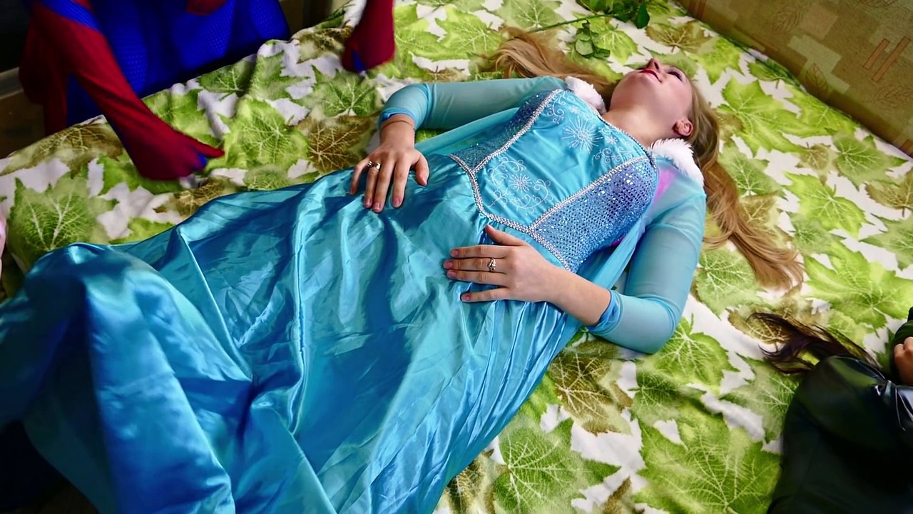 PREGNANT Frozen Elsa VS Spiderman DELIVERS SPIDERBABY QUADRUPLETS w⁄ CatWoman Superhero IRL
