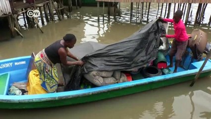 Residents kicked out of slum fight back | DW English