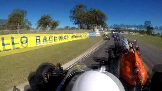 Vol plané pendant une course de Formule Vee