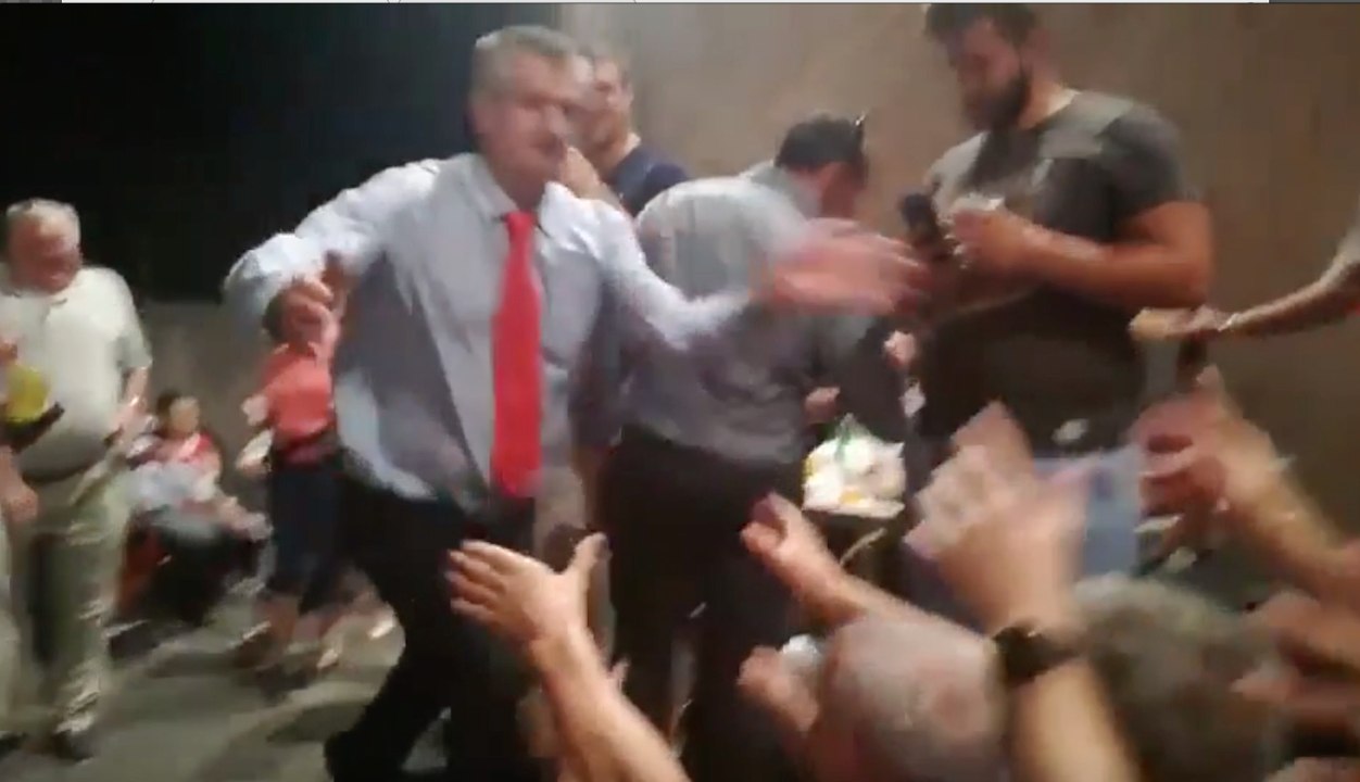 Jean Lassalle fête sa victoire aux législatives en faisant un paquito