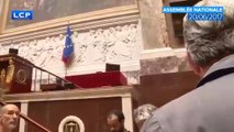 Jean-Luc Mélenchon agacé par le drapeau européen à l'Assemblée