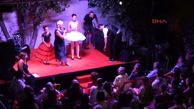 Antalya Sümer Ezgü Sanat Akademisi'nin Ilk Yılsonu Gösterisi