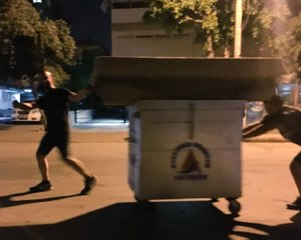 Kanepeyi Çöp Konteyneriyle Taşıyıp Belediyeye Teşekkür Ettiler