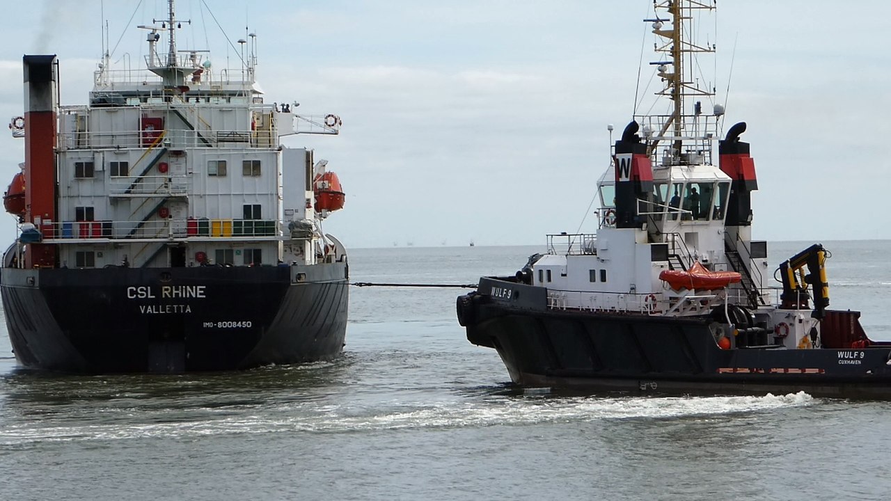 Schiff beim Einschleppen