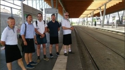 Interdits de bermudas, les chauffeurs de jupe portent la jupe !