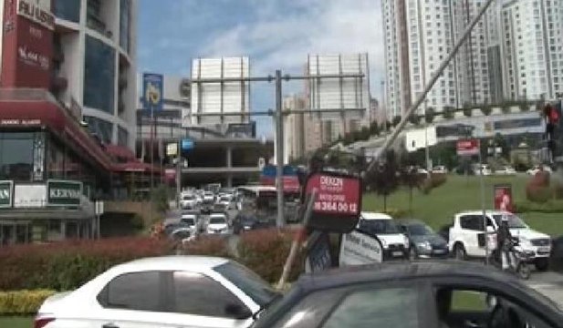 Ataşehir'de faciadan dönüldü... Beton mikseri dereye uçtu