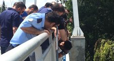 Polis İntihar Etmek İsteyen Genci Köprünün Demirlerine Kelepçeleyerek Kurtardı