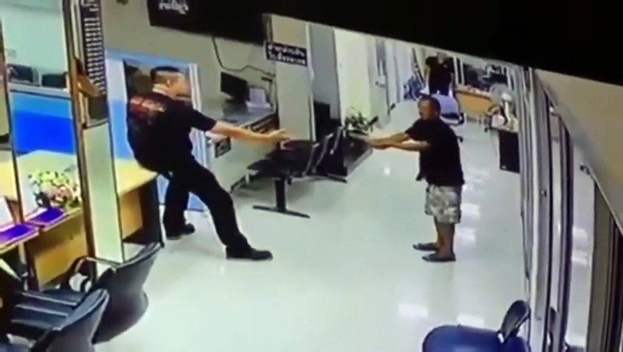 Un policier fait un gros câlin pour arrêter un homme armé d'un couteau