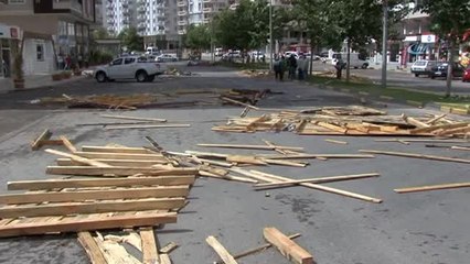 Şiddetli Yağmur ve Fırtına Çatıları Uçurdu