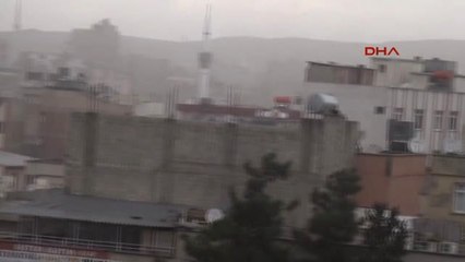 Gaziantep Nizip'te Fırtınada Uçan Çatılar Araçlara Zarar Verdi