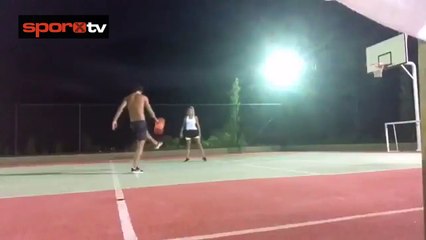 Enes Ünal ve kız arkadaşından futbol şov!