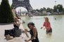 فرنسا : نافورة ”برج إيفل” تتحول إلى مسبح