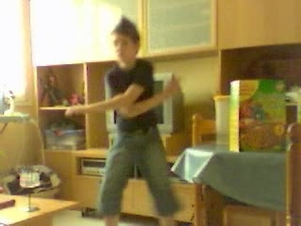 elecktrixx ( moi ) en train de danser la tecktonik sur dj de