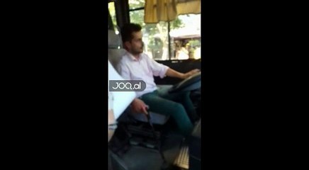 Descargar video: Studentja hipën në autobus, nuk u beson syve kur sheh se çfarë bën shoferi