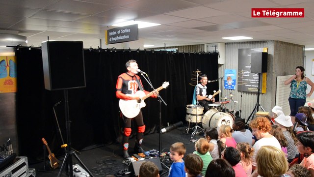 Fête de la musique à Quimper. L'auto-école des super-héros à l'hôpital !